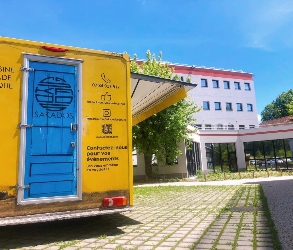 Arrière du food truck SAKADOS installé sur un site du midi, prêt à servir des plats asiatiques